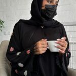 ⁦عبايه نواعم بشك على اكمام على شكل ورود بلون وردي⁩ - الصورة ⁦4⁩