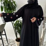 ⁦عبايه نواعم بشك على اكمام على شكل ورود بلون وردي⁩ - الصورة ⁦5⁩