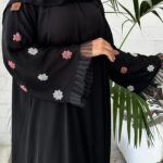 عبايه نواعم بشك على اكمام على شكل ورود بلون وردي