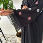 ⁦عبايه نواعم بشك على اكمام على شكل ورود بلون وردي⁩ - الصورة ⁦7⁩