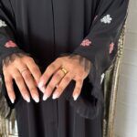 ⁦عبايه نواعم بشك على اكمام على شكل ورود بلون وردي⁩ - الصورة ⁦8⁩