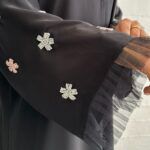 ⁦عباية نواعم بشك على الأكمام على شكل ورود بلون الخربزي والأبيض⁩ - الصورة ⁦7⁩