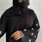 عباية نواعم بشك على الأكمام على شكل ورود بلون الخربزي والأبيض