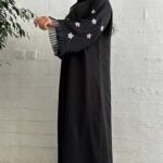 ⁦عباية نواعم بشك على الأكمام على شكل ورود بلون الخربزي والأبيض⁩ - الصورة ⁦9⁩