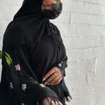 ⁦عباية نواعم بشك على الأكمام على شكل ورود بلون الخربزي والأبيض⁩ - الصورة ⁦2⁩