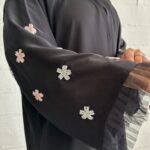 ⁦عباية نواعم بشك على الأكمام على شكل ورود بلون الخربزي والأبيض⁩ - الصورة ⁦3⁩