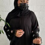 ⁦عباية نواعم بشك على الأكمام على شكل ورود بلون الخربزي والأبيض⁩ - الصورة ⁦6⁩