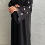 ⁦عباية نواعم بشك على الأكمام على شكل ورود بلون الخربزي والأبيض⁩ - الصورة ⁦4⁩