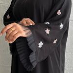 ⁦عباية نواعم بشك على الأكمام على شكل ورود بلون الخربزي والأبيض⁩ - الصورة ⁦5⁩