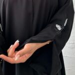 عبايه نواعم بشك على اكمام على شكل ورق شجر