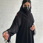 ⁦عبايه نواعم بشك على اكمام على شكل ورود اسود⁩ - الصورة ⁦2⁩