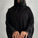 عبايه نواعم بشك على اكمام على شكل ورود اسود