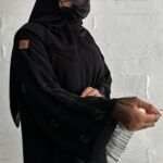 ⁦عبايه نواعم بشك على اكمام على شكل ورود اسود⁩ - الصورة ⁦6⁩