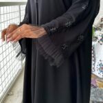 ⁦عبايه نواعم بشك على اكمام على شكل ورود اسود⁩ - الصورة ⁦7⁩