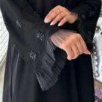 ⁦عبايه نواعم بشك على اكمام على شكل ورود اسود⁩ - الصورة ⁦4⁩