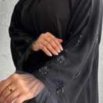 ⁦عبايه نواعم بشك على اكمام على شكل ورود اسود⁩ - الصورة ⁦3⁩