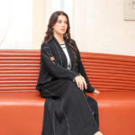 ⁦عباية بياقه قيطان ناعم بدق زي بلون ابيض⁩ - الصورة ⁦3⁩