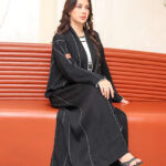 ⁦عباية بياقه قيطان ناعم بدق زي بلون ابيض⁩ - الصورة ⁦5⁩