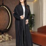 ⁦عباية بياقه قيطان ناعم بدق زي بلون ابيض⁩ - الصورة ⁦6⁩