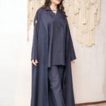 عباية ثلاث قطع كحلي طقم قماش كريب واقف