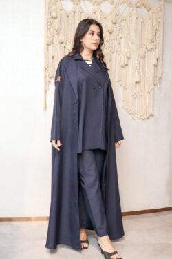 عباية ثلاث قطع كحلي طقم قماش كريب واقف