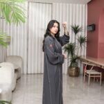 عباية ملون رمادي بياقه قيطان ناعم بدق زي بلون ابيض