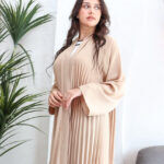 ⁦عباية بيج بكسرات بليسه ملونه⁩ - الصورة ⁦3⁩