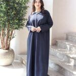 ⁦عباية كحلي كلاسيك لمعه بتصميم مميز⁩ - الصورة ⁦2⁩