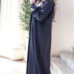 ⁦عباية كحلي كلاسيك لمعه بتصميم مميز⁩ - الصورة ⁦4⁩