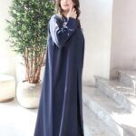 ⁦عباية كحلي كلاسيك لمعه بتصميم مميز⁩ - الصورة ⁦5⁩