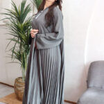 ⁦عباية رمادي بكسرات بليسه ملونه⁩ - الصورة ⁦3⁩