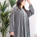 عباية رمادي بكسرات بليسه ملونه