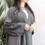 ⁦عباية رمادي بكسرات بليسه ملونه⁩ - الصورة ⁦2⁩