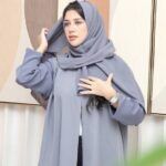 ⁦عباية رمادي كلاسيك لمعه بتصميم مميز⁩ - الصورة ⁦2⁩
