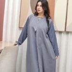 ⁦عباية رمادي كلاسيك لمعه بتصميم مميز⁩ - الصورة ⁦4⁩