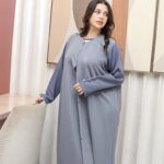 ⁦عباية رمادي كلاسيك لمعه بتصميم مميز⁩ - الصورة ⁦5⁩