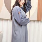 ⁦عباية رمادي كلاسيك لمعه بتصميم مميز⁩ - الصورة ⁦6⁩