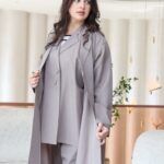 ⁦عباية ثلاث قطع بيج طقم قماش كريب واقف⁩ - الصورة ⁦8⁩