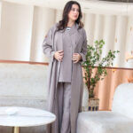 ⁦عباية ثلاث قطع بيج طقم قماش كريب واقف⁩ - الصورة ⁦7⁩