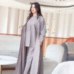 ⁦عباية ثلاث قطع بيج طقم قماش كريب واقف⁩ - الصورة ⁦6⁩