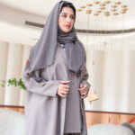 ⁦عباية ثلاث قطع بيج طقم قماش كريب واقف⁩ - الصورة ⁦4⁩