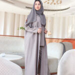 ⁦عباية ثلاث قطع بيج طقم قماش كريب واقف⁩ - الصورة ⁦3⁩