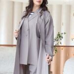 عباية ثلاث قطع بيج طقم قماش كريب واقف