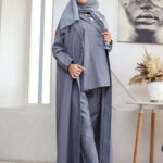 عباية ثلاث قطع رمادي طقم قماش كريب واقف