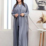 ⁦عباية ثلاث قطع رمادي طقم قماش كريب واقف⁩ - الصورة ⁦3⁩