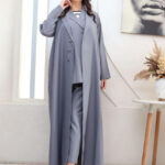 ⁦عباية ثلاث قطع رمادي طقم قماش كريب واقف⁩ - الصورة ⁦4⁩