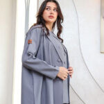 ⁦عباية ثلاث قطع رمادي طقم قماش كريب واقف⁩ - الصورة ⁦5⁩