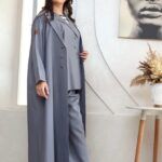 ⁦عباية ثلاث قطع رمادي طقم قماش كريب واقف⁩ - الصورة ⁦6⁩
