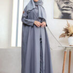 ⁦عباية ثلاث قطع رمادي طقم قماش كريب واقف⁩ - الصورة ⁦7⁩