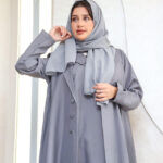 ⁦عباية ثلاث قطع رمادي طقم قماش كريب واقف⁩ - الصورة ⁦8⁩